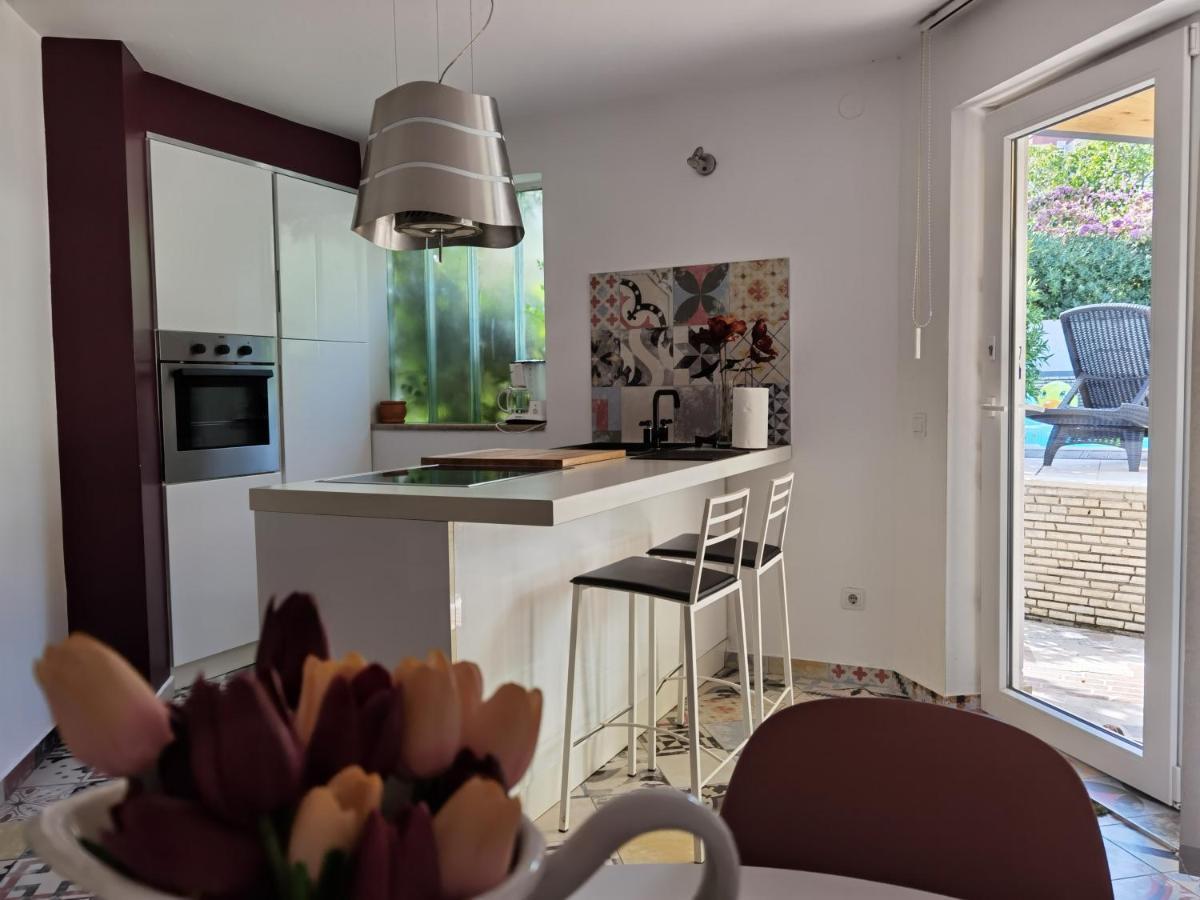 Pine And Lime Apartments พูลา ภายนอก รูปภาพ